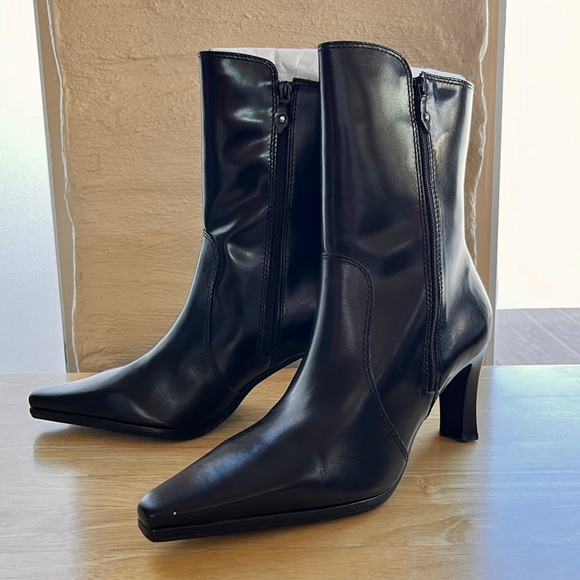 NWT in original box - Unisa Black Leather Double Zipper Extended Ankle Boots - Picture 2 of 7